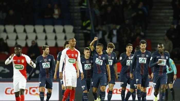 Para pemain Paris Saint Germain (biru) merayakan gol ke gawang AS Monaco