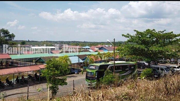 Parkiran luas di satu tempat lesehan tambak ikan Bincau, Kota Martapura, Kabupaten Banjar, Provinsi Kalimantan Selatan.