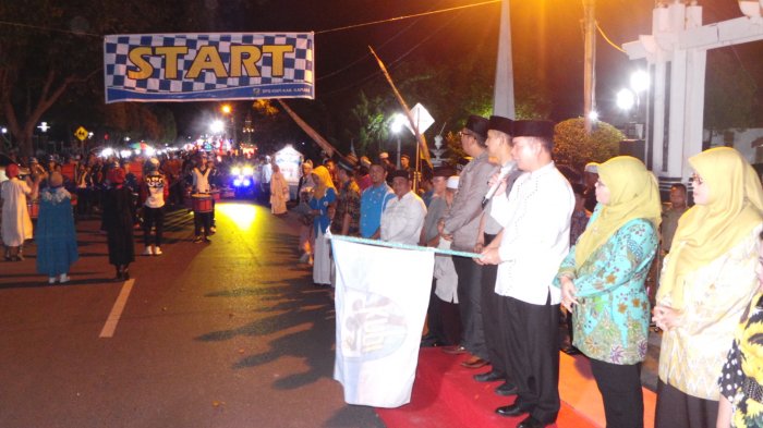 Bupati Kapuas Ben Brahim S Bahat pada saat mengibarkan bendera start pada acara pelepasan pawai tanglong dan bagarakan sahur malam selikur, Kamis (15/6/2017) malam.