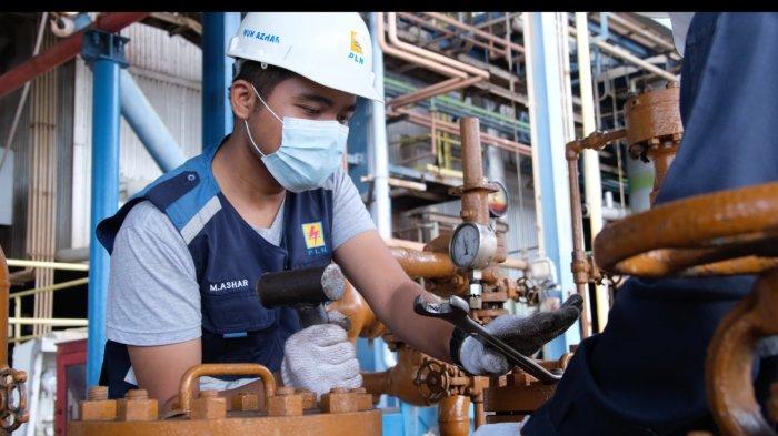 Pegawai PT PLN (Persero) Unit Pelaksana Asam Asam tetap menyediakan listrik 24 jam nonstop untuk pelanggan listrik Kalimantan dengan prokes ketat.