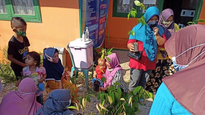 Pekan Tangguh, KKN mahasiswa ULM Banjarbaru berikan bibit tanaman buah gratis untuk warga Desa Semangat Dalam, Kecamatan Alalak, Kabupaten Baritokuala.