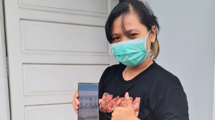 Pelanggan memanfaatkan PLN Mobile dari gadgetnya.