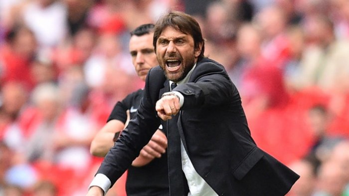Pelatih Chelsea, Antonio Conte, memberikan instruksi kepada anak-anak asuhnya dalam laga semifinal Piala FA kontra Southampton di Stadion Wembley, London, Inggris pada 22 April 2018.