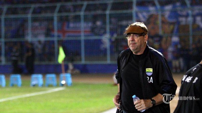 Pelatih Persib Bandung, Robert Rene Albert saat timnya melawan Arema FC dalam laga lanjutan Liga 1 2019 di Stadion Kanjuruhan, Kepanjen, Kabupaten Malang, Jawa Timur, Selasa (30/7/2019) malam. Arema FC mengalahkan Persib Bandung dengan skor 5-1. Surya/Hayu Yudha Prabowo