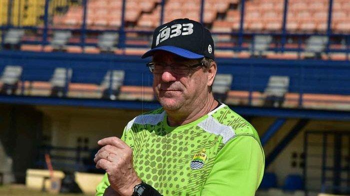 Pelatih Persib Bandung, Robert Rene Alberts, saat memimpin latihan timnya jelang laga kontra Bali United pada pekan ke-11 Liga 1 2019.