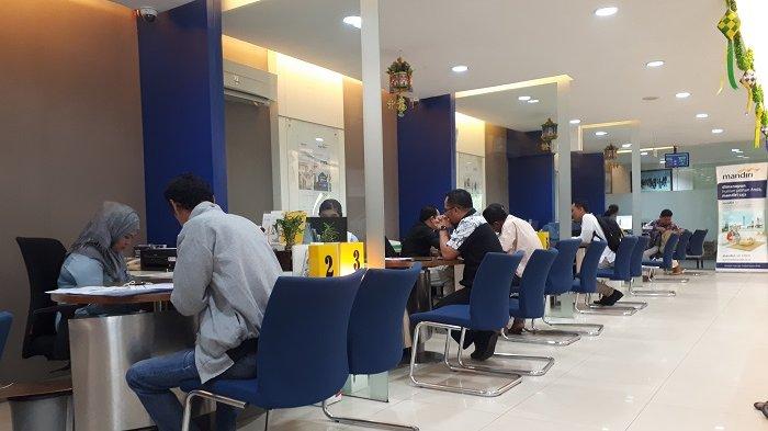Pelayanan di salah satu Kantor Cabang Bank Mandiri di Banjarmasi.