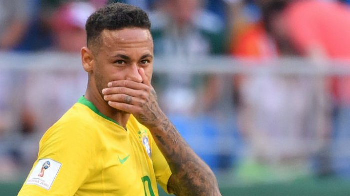 Pemain Brasil, Neymar, dalam laga kontra Meksiko pada babak 16 besar Piala Dunia 2018 di Stadion Samara, Senion (2/7/2018)