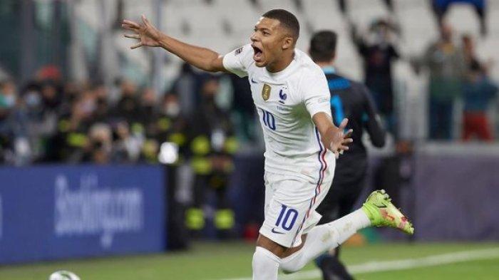Pemain depan Prancis Paris Saint-Germain Kylian Mbappe merayakan setelah mencetak gol selama pertandingan sepak bola L1 Prancis antara Metz (FC Metz) dan Paris Saint-Germain (PSG) di stadion Saint Symphorien di Longeville-lès-Metz. foto: AFP