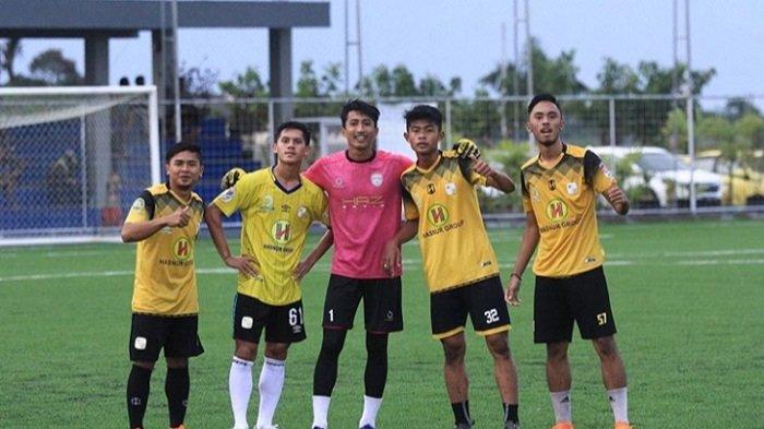 Pemain muda Barito Putera, Rafly Arianto (kanan) usai bermain di lapangan Mini Soccer.