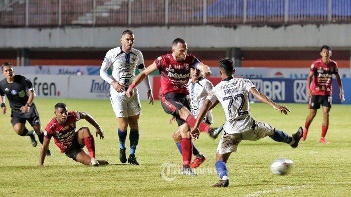 Pemain sepakbola Bali United, Spasojevic berduel dengan pemain PSIS Semarang dalam laga lanjutan BRI Liga 1 2021/2022 pekan ke sepuluh yang berlangsung di Stadion Maguwoharjo, Sleman, Yogyakarta, Minggu (31/10/2021). Kedua tim bermain sama kuat 0-0.