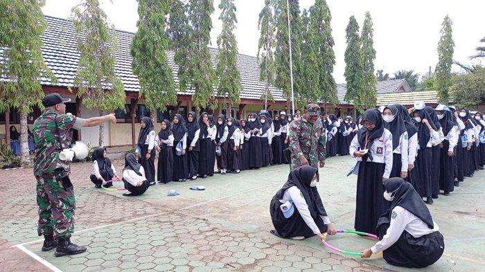 Salah satu kegiatan pembekalan, sebelum diterjunkan untuk program praktik kerja lapangan, kepada pelajar SMKN 1 Barabai di Kota Barabai, Kabupaten Hulu Sungai Tengah (HST), Provinsi Kalimantan Selatan.