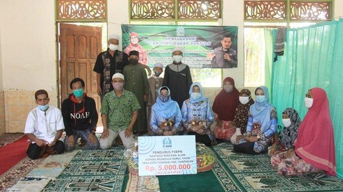 Pembina Rumah Pintar Kabupaten Hulu Sungai Utara (HSU), Dra Hj Anisah Rasyidah Wahid, foto bersama setelah penyerahan bantuan, di Musala Nurul Yaqin, Desa Batu Tunggal, Kecamatan Hantakan, Kabupaten Hulu Sungai Tengah (HST), Provinsi Kalimantan Selatan.