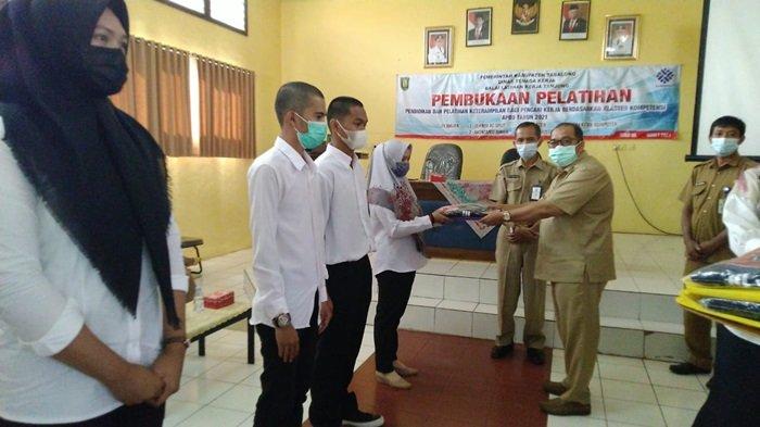 Pembukaan pelatihan kerja di BLK Tabalong ditandai penyerahan perlengkapan pelatihan dari Kepala Dinas Tenaga Kerja Tabalong Syaiful Ikhwan, Senin (8/3/2021)