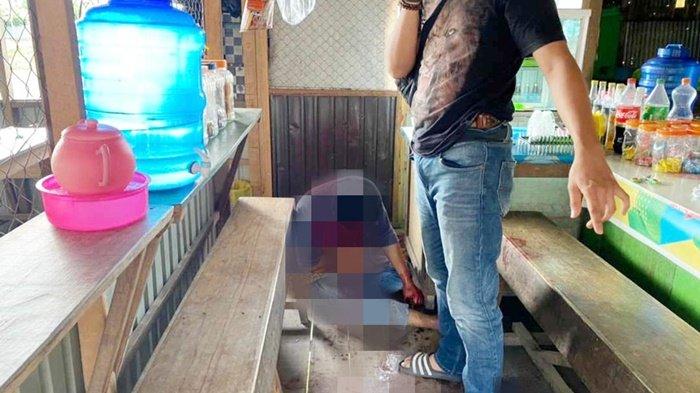 Pembunuhan di Kalsel. Korban penusukan, RF, saat akan dievakuasi dari sebuah warung di tepi Sungai Negara, Jalan Jalan Patmaraga, Kelurahan Kebun Sari Kecamatan Amuntai Tengah, Kabupaten Hulu Sungai Utara (HSU), Provinsi Kalimantan Selatan, Jumat (10/9/2021). Namun di rumah sakit, nyawanya tak dapat tertolong lagi.