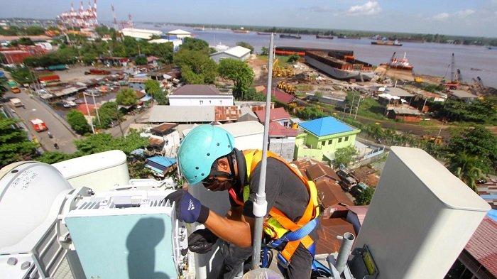 Pemeliharaan di salah satu perangkat BTS milik XL Axiata yang berlokasi tidak jauh dari Pelabuhan Trisakti, Banjarmasin, Kalsel, Selasa (07/7/2020).