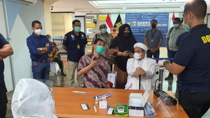 Pemimpin Front Pembela Islam Rizieq Shihab ketika melakukan pemeriksaan swab antigen sebelum melaksanakan pemeriksaan di Polda Metro Jaya, pada Sabtu (12/12/2020).