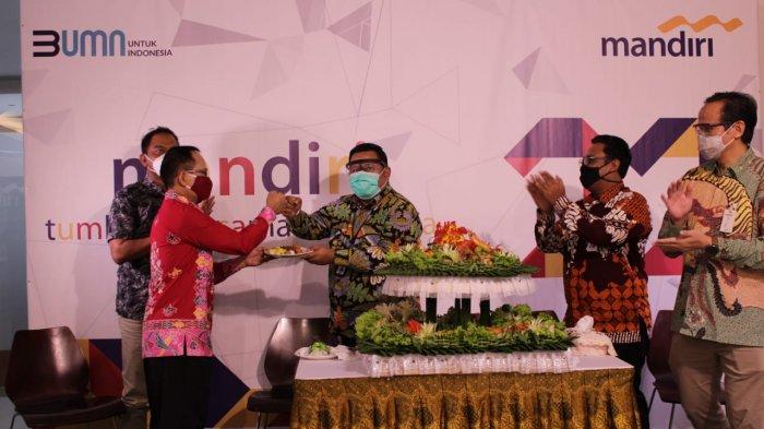 Pemotongan 1001 Tumpeng acara Perayaan HUT ke 22 Bank Mandiri oleh Bank Mandiri Region IX/Kalimantan.