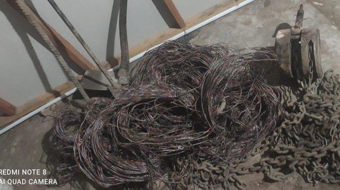 Pencurian di Banjarmasin. Kabel Telkom yang digasak BAK dan RAH, kini diamankan di Polsekta Banjarmasin Timur karena kedapatan mencuri kabel milik PT Telkom di kawasan Jalan Gatot Subroto Banjarmasin, Kecamatan Banjarmasin Timur, Kota Banjarmasin, Provinsi Kalimantan Selatan, Kamis (5/8/2021).