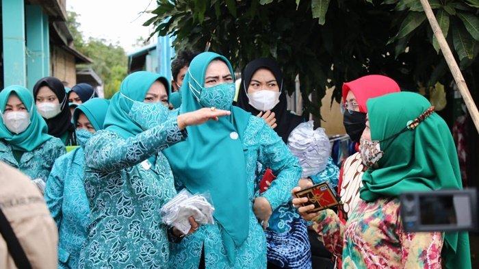 Pengurus TP PKK Kabupaten Banjar meninjau kawasan terdampak banjir di Desa Bincau, Martapura, Kalimantan Selatan, Kamis (8/4/2021). Kegiatan ini rangkaian dari peringatan ke-49 Hari Kesatuan Gerak PKK.