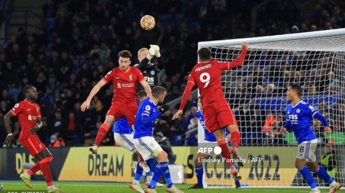 Penjaga gawang Leicester City asal Denmark, Kasper Schmeichel (tengah) melakukan penyelamatan dari sundulan striker Liverpool asal Portugal Diogo Jota (2L) selama pertandingan sepak bola Liga Inggris antara Leicester City dan Liverpool di King Power Stadium di Leicester, Inggris tengah pada 28 Desember 2021.