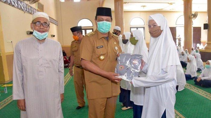 Penyerahan bantuan dari Gubernur Kalimantan Selatan, H Sahbirin Noor, di Ponpes Al Falah, Kota Banjarbaru, Selasa (22/9/2020).