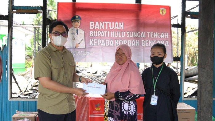 penyerahan bantuan kepada korban musibah kebakaran di desa mu allimin Kecamatan Barabai dan korban rumah rusak akibat longsor di desa hinasgiri Kecamatan Batang ala Timur, oleh Bupati HST Aulia Oktafiandi, Kamis 8 September 2022.