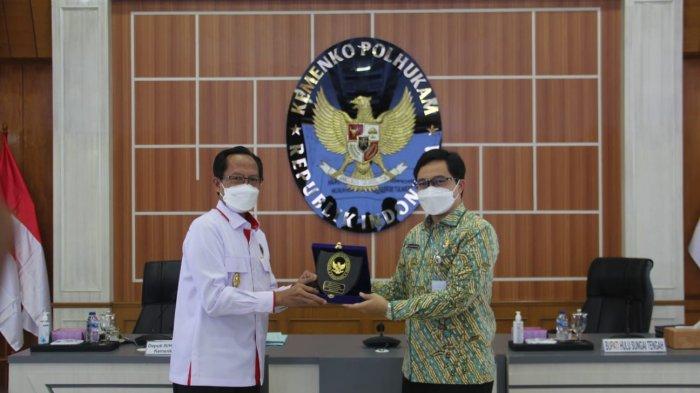 penyerahan cinderamata dari Bupati Hulu Sungai Tengah kepada Deputi III bidang Hukum dan HAM Kemenkopolhukam.