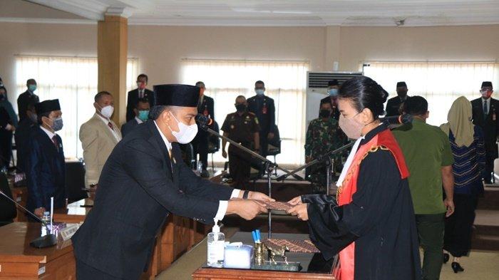 Penyerahan dokumen pelantikan sebagai Wakil Ketua DPRD Kota Banjarbaru, Senin (15/2/2021).