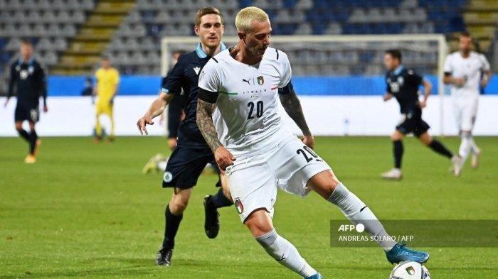 Penyerang Italia Federico Bernardeschi mengontrol bola selama pertandingan sepak bola persahabatan antara Italia dan San Marino di Sardegna Arena di Cagliari pada 28 Mei 2021, dalam persiapan untuk Kejuaraan Sepak Bola Eropa UEFA Euro 2020/Federico Bernardeschi, arsitek yang hilang di Juventus, diselamatkan Roberto Mancini di Timnas Italia