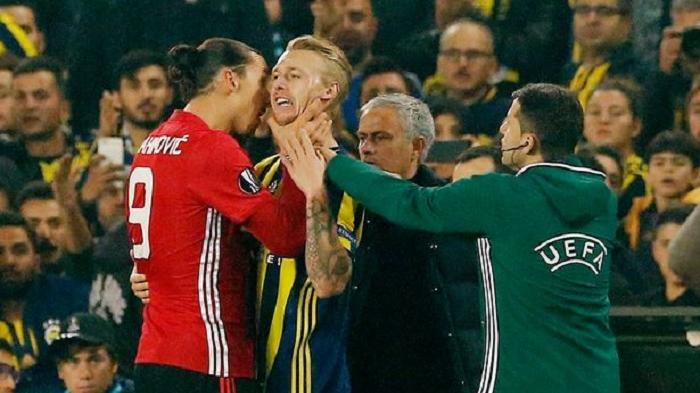 Penyerang Manchester United Zlatan Ibrahimovic mencekik Bek Fenerbahce Simon Kjaer dalam laga Liga Europa, Jumat (4/11/2016)