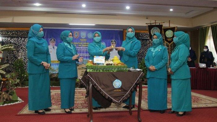 Peringatan ke-49 Hari Kesatuan Gerak PKK digelar di Mahligai Sultan Adam, Kota Martapura, Kabupaten Banjar, Kalimantan Selatan, Kamis (8/4/2021).