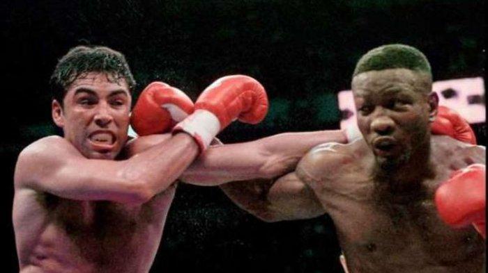 Pernell Whitajker (kanan) saat berhadapan dnegan Oscar de la Hoya, 1997