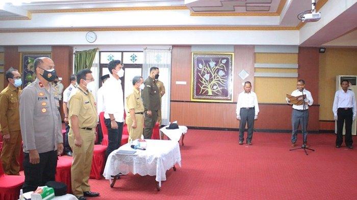 Perwakilan calon kepala desa atau pembakal, membacakan naskah deklarasi damai jelang Pemilihan Pembakal atau Kepala Desa secara serentak, bertempat di Mahligai Sultan Adam, Kota Martapura, Kabupaten Banjar, Kalimantan Selatan, Selasa (4/5/2021).