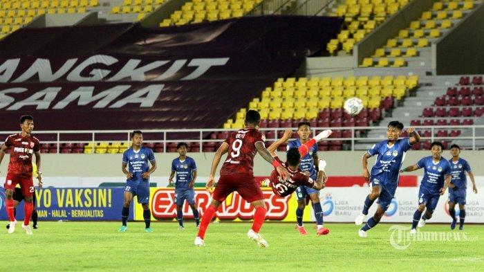 Pesepak bola Persis Solo, Ferdinand Sinaga (tengah) melakukan tendangan voli ke arah gawang PSIM Yogyakarta pada laga lanjutan pekan ketiga Liga 2 2021-2022 di Stadion Manahan, Solo, Jawa Tengah, Selasa (12/11/2021) malam. Pertandingan PSIM Yogyakarta versus Persis Solo berakhir imbang 0-0 untuk kedua tim. Tribunnews/Muhammad Nursina