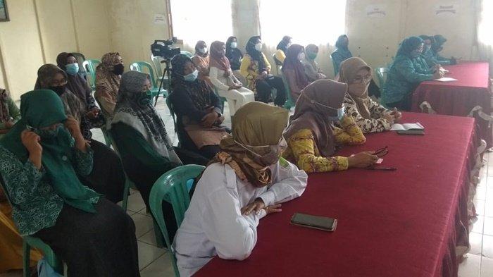 Para peserta program pelatihan pengolahan produk ikan bagi nelayan dan Usaha Kecil Menengah (UKM), diselenggarakan oleh Dinas Perindustrian Perdagangan dan Koperasi (Disperindagkop-UKM) Kabupaten Hulu Sungai Utara (HSU).
