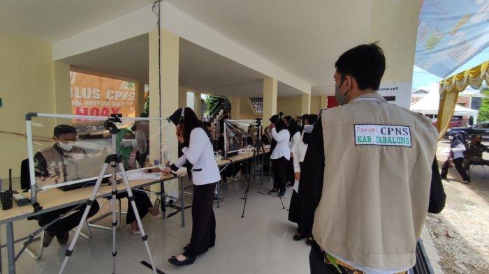 peserta tes SKD CPNS yang ikuti ujian di BKPP Tabalong jalani proses registrasi