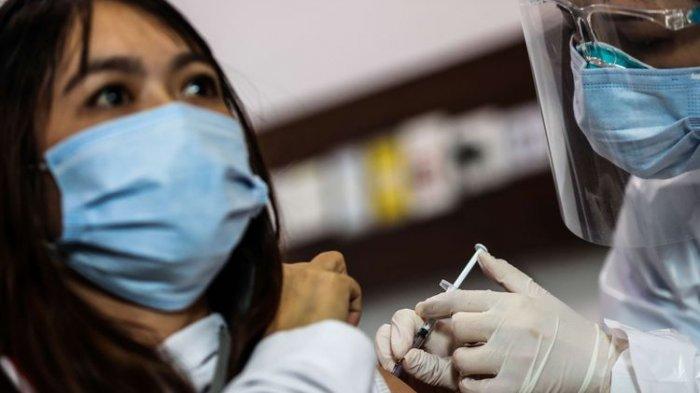 Petugas kesehatan menerima suntikan vaksin corona buatan Sinovac di Rumah Sakit Siloam TB Simatupang, Jakarta Selatan, Kamis (14/1/2021). Vaksin Sinovac telah mendapatkan izin penggunaan darurat atau emergency use authorization (EUA) dari Badan Pengawas Obat dan Makanan (BPOM). Dengan izin penggunaan darurat ini, vaksin CoronaVac produksi Sinovac Life Science Co.Ltd.China dan PT Bio Farma (Persero) dapat digunakan untuk program vaksinasi di Indonesia.