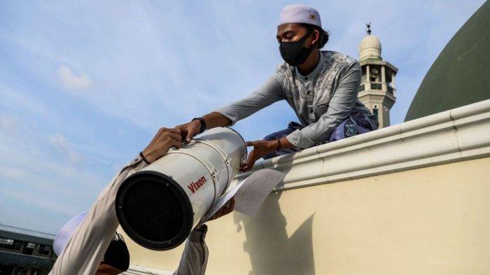 Petugas lembaga Falakiyah pondok pesantren Al-Hidayah Basmol, melakukan pemantauan hilal di atas masjid Al-Musariin di Jalan Al Hidayah Basmol, Jakarta Barat, Kamis (23/4/2020).