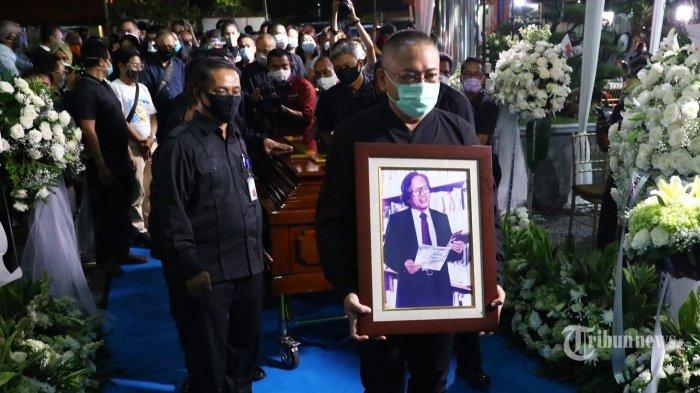 Petugas membawa peti jenazah almarhum Pendiri Kompas Gramedia Jakob Oetama untuk disemayamkan di Kantor Kompas Gramedia, Jakarta, Rabu (9/9/2020) malam. Jakob Oetama meninggal dunia di usia 88 tahun setelah menjalani perawatan di Rumah Sakit Mitra Keluarga Kelapa Gading, Jakarta Utara akibat gangguan multiorgan, dan rencananya akan dimakamkan di TMP Kalibata pada Kamis (10/9).