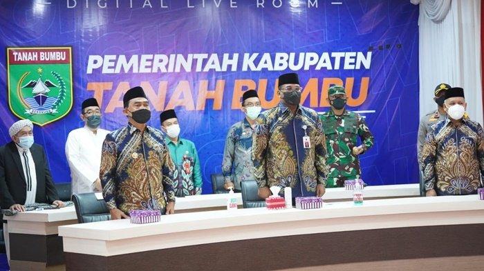 Penjabat Gubernur Kalimantan Selatan, Safrizal ZA, bersama Bupati Tanah Bumbu (Tanbu), HM Zairullah Azhar, dan pejabat lainnya dalam rangkaian acara pembukaan MTQ tingkat provinsi di Batulicin Kabupaten Tanbu, Rabu (7/4/2021).