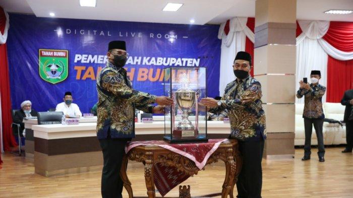 PJ Gubernur Kalsel serah terima piala bergilir ke bupati tanbu