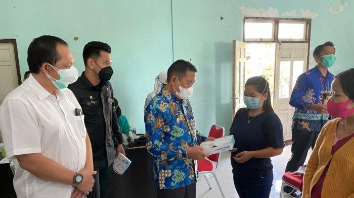 PT. Maruwai Coal anak perusahaan dari Adaro Metcoal Companies (AMC) bagikan bantuan 5.000 paket masker serta vitamin senilai Rp 375 juta kepada Dinas Kesehatan Kabupaten Murung Raya, Kamis (27/8).