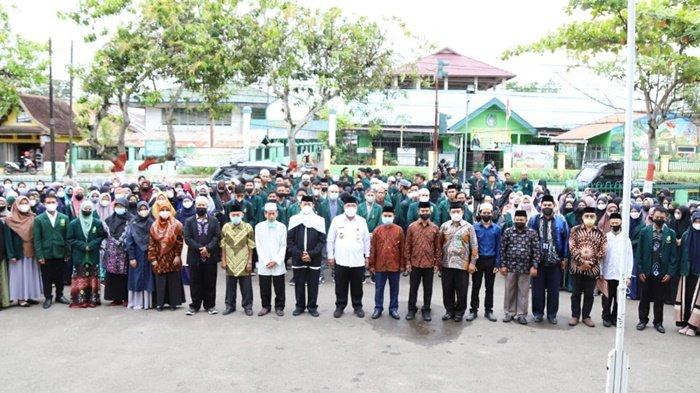 Pelaksana Tugas (Plt) Bupati Hulu Sungai Utara (HSU), Husairi Abdi, bersama pengurus yayasan, pengasuh pondok pesantren, dosen serta 252 mahasiswa STAI Rasyidiyah Khalidiyah (Rakha) di Kota Amuntai yang menjalani program KKN, Rabu (2/3/2022).