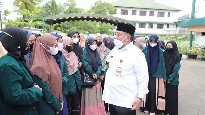 Pelaksana Tugas (Plt) Bupati Hulu Sungai Utara (HSU), Husairi Abdi, dialog dengan mahasiswa STAI Rasyidiyah Khalidiyah (Rakha) di Kota Amuntai yang akan menjalani program KKN, Rabu (2/3/2022).