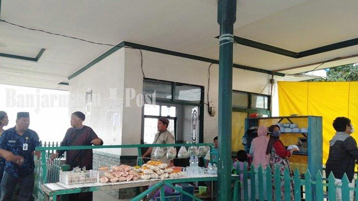 Pelaksana Tugas Kepala Dinas PUPR Kabupaten Tanah Bumbu (Tanbu), Subhansyah, saat meninjau Kubah Pagatan yang terletak di pinggir pantai, Kelurahan Kota Pagatan, Kecamatan Kusan Hilir, Provinsi Kalimantan Selatan, Senin (24/5/2021).