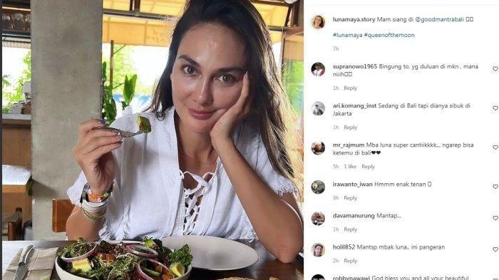 Luna Maya sedang menikmati salad