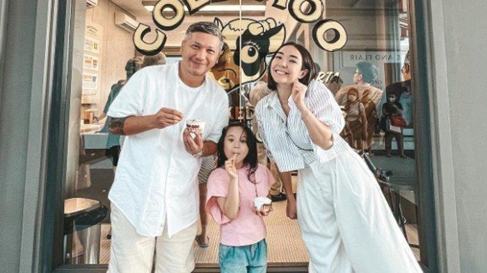 Potret Gading dan Gisel menemani Gempi jajan es krim. Meski sudah bercerai,Gading Marten dan Gisella Anastasia tetap romantis saat bersama sang putri, Gempi