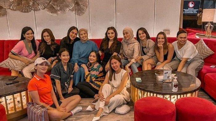 Potret Geng Cendol yang beranggotakan beberapa artis populer tanah air seperti Nagita Slavina, Luna Maya, Ashanty, Paula Verhoeven, Titi kamal, Wulan Guritno, Tya Ariestya, Aurel Hermansyah, Ririn Ekawati dan lainnya.