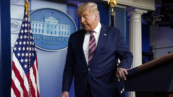 Presiden Donald Trump meninggalkan podium usai berpidato di Gedung Putih, Kamis, 5 November 2020, di Washington.
