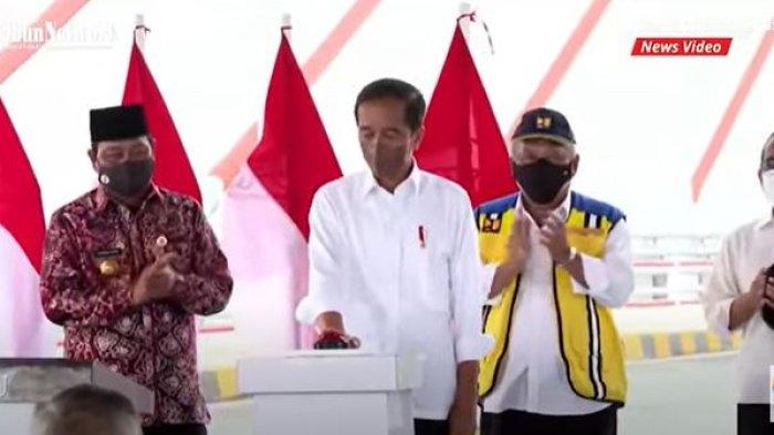 Presiden Joko Widodo meresmikan Jembatan Sei Alalak yang menghubungkan jalur dari Provinsi Kalimantan Selatan dan Provinsi Kalimantan Tengah, Kamis (21/10/2021).